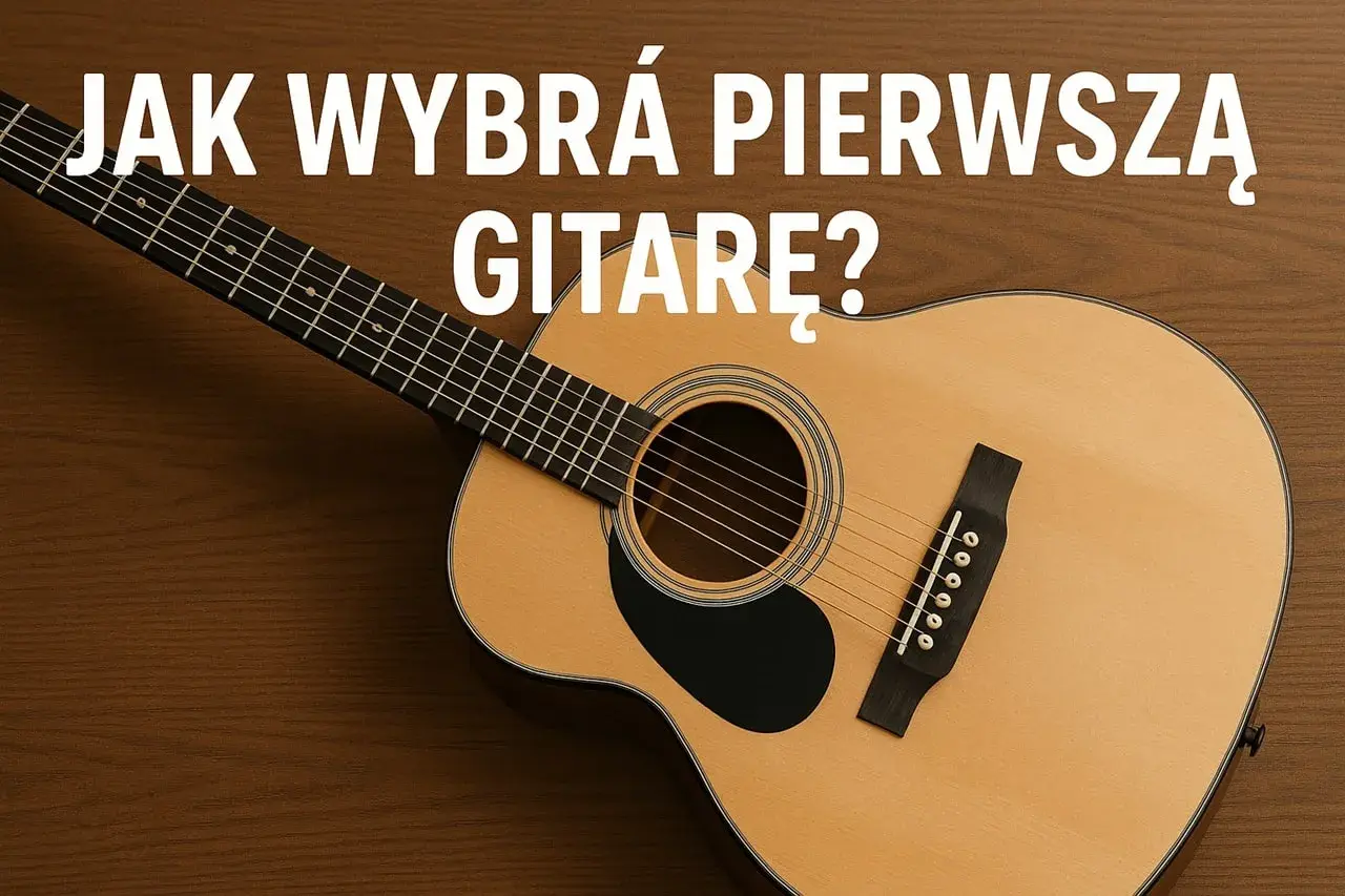 Jasna gitara klasyczna dla początkujących leży na drewnianym tle. Napis "Jak wybrać pierwszą gitarę?" sugeruje poradnik dla nowych muzyków.