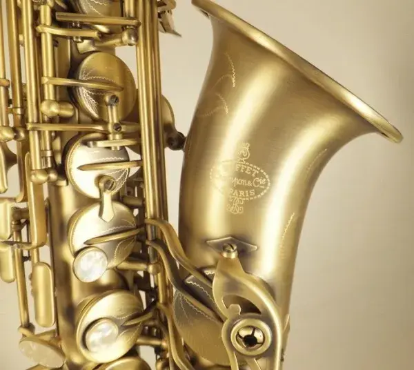 Jakim instrumentem jest saksofon? Ciekawe fakty i historia tego instrumentu