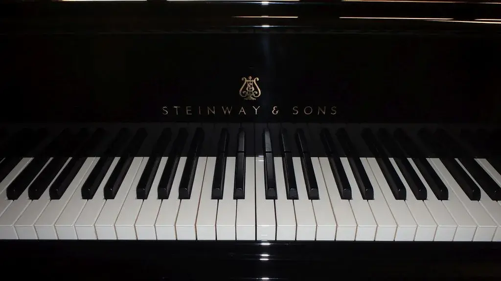 Ile waży fortepian Steinway Model C? Kluczowe informacje dla kupujących