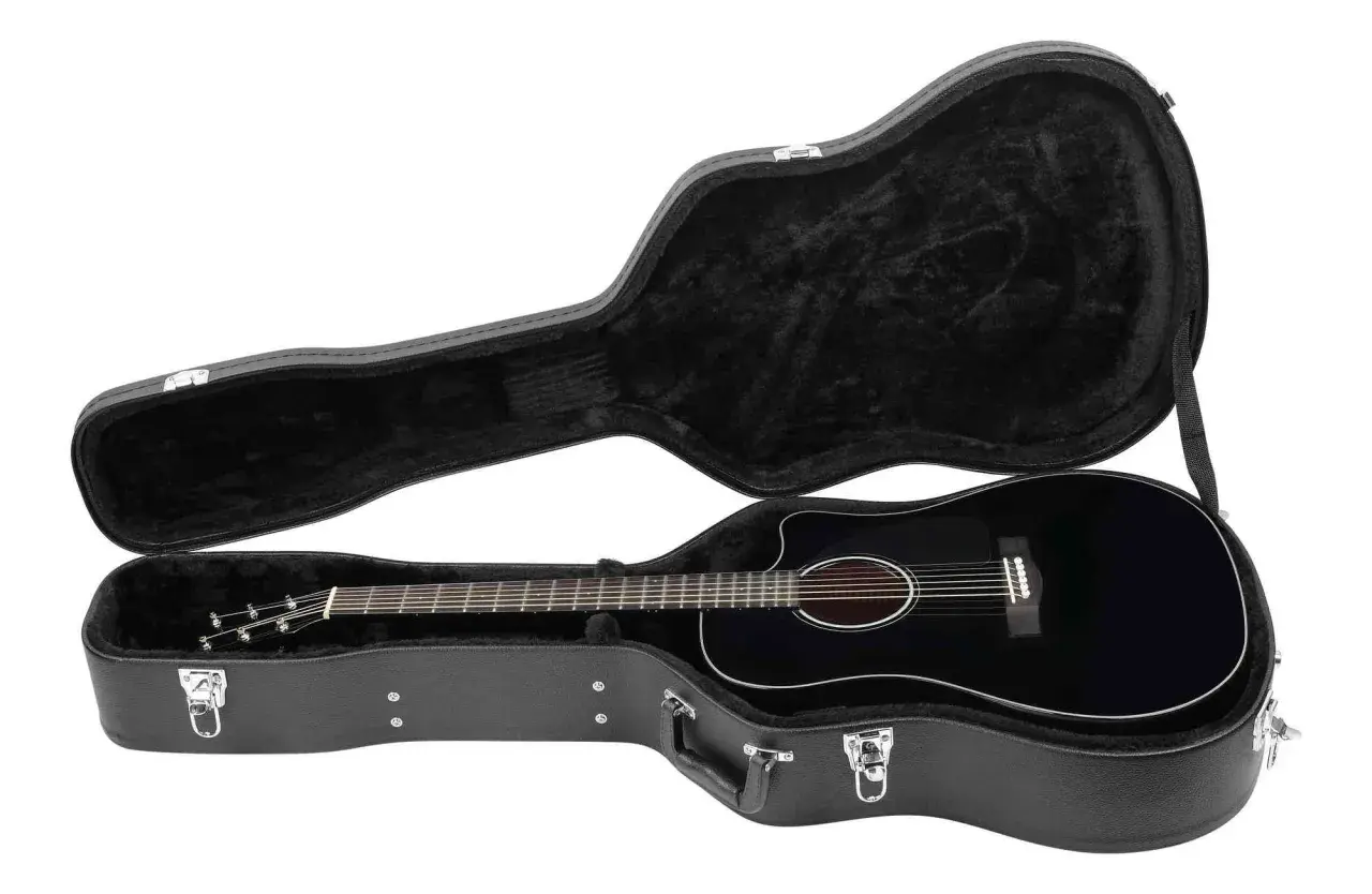 Czarny, lśniący futerał na gitarę akustyczną z pluszowym wnętrzem, gotowy do bezpiecznego transportu instrumentu.