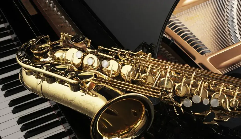 Saksofon basowy w muzyce: najważniejsze cechy oraz zastosowanie instrumentu