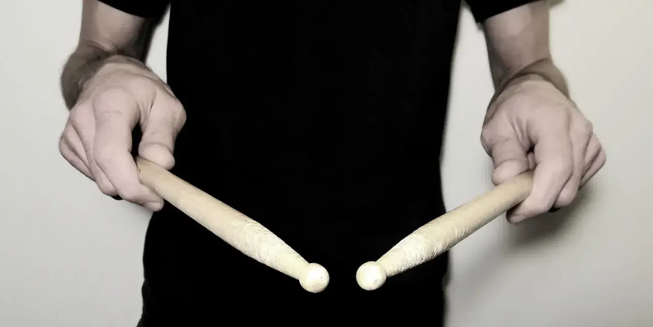 Jak kręcić pałeczką od perkusji: 5 prostych kroków dla początkujących