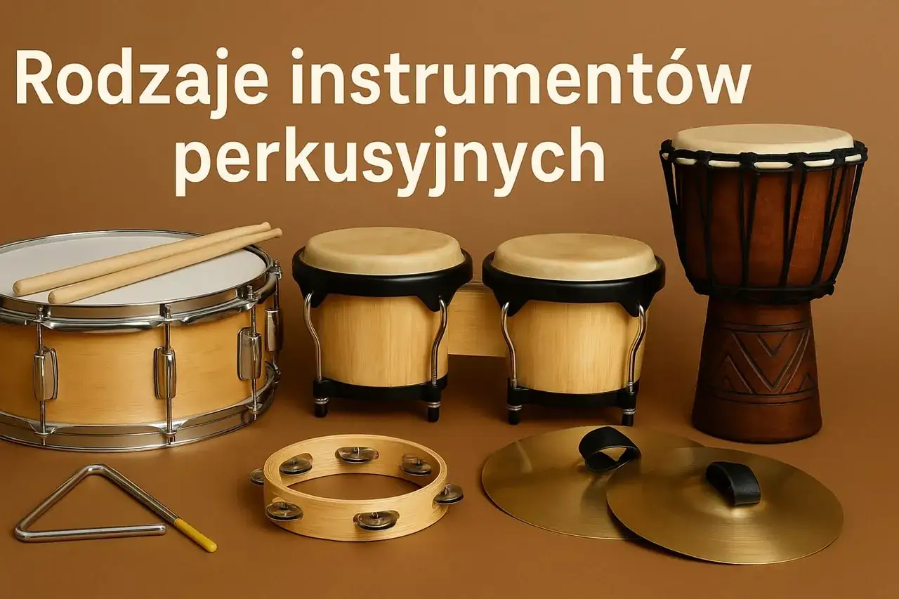 Różnorodne instrumenty muzyczne perkusyjne: werbel z pałeczkami, bongosy, djembe, trójkąt, tamburyn i talerze.