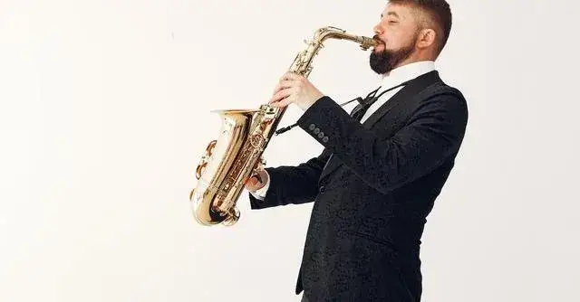 Zdjęcie Saksofon barytonowy: co musisz wiedzieć przed rozpoczęciem nauki gry