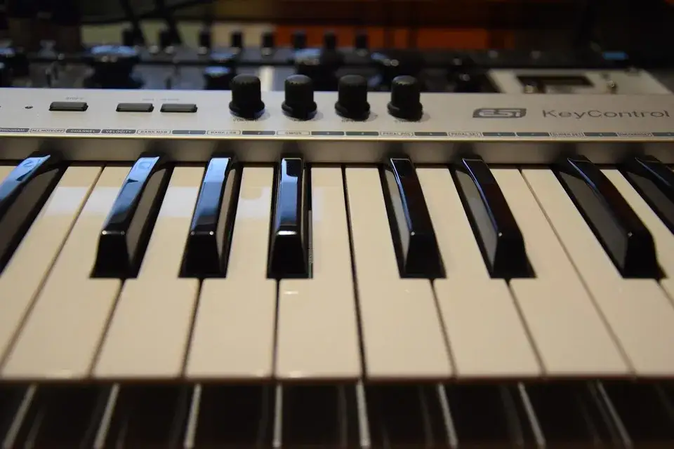 Zdjęcie Keyboard czy pianino - które wybrać, aby uniknąć błędów w nauce?