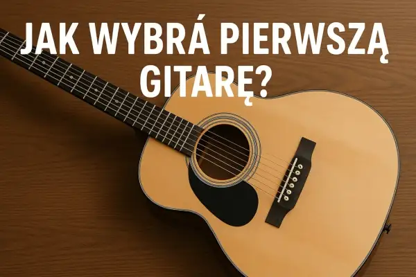 Jasna gitara klasyczna dla początkujących leży na drewnianym tle. Napis "Jak wybrać pierwszą gitarę?" sugeruje poradnik dla nowych muzyków.