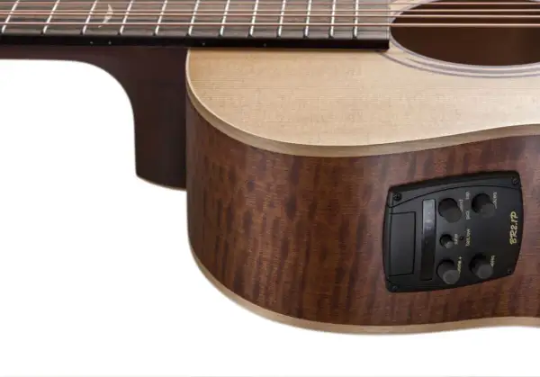 Drewniana gitara akustyczna Baton Rouge z widocznym panelem sterowania i progami.
