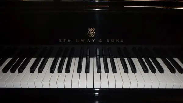 Ile waży fortepian Steinway Model C? Kluczowe informacje dla kupujących