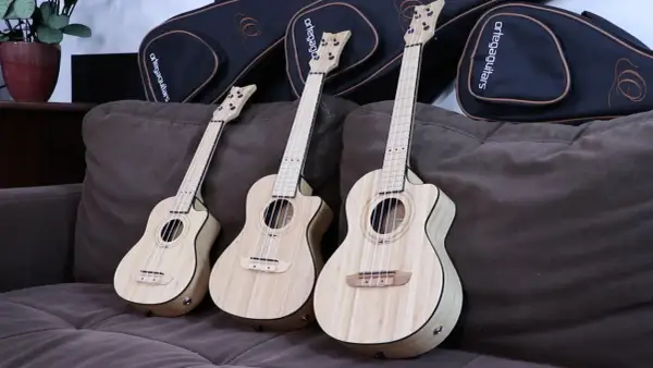 Trzy ukulele: koncertowe i sopranowe, gotowe do muzycznej podróży.