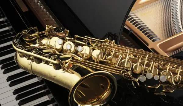 Saksofon basowy w muzyce: najważniejsze cechy oraz zastosowanie instrumentu