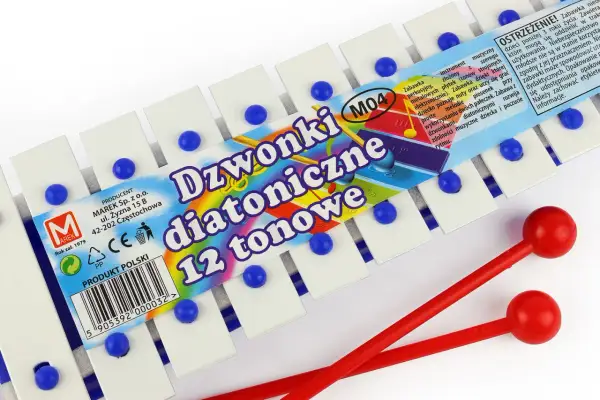 Dzwonki diatoniczne 12 tonowe z kolorowymi nutami literowymi na opakowaniu. Dwa czerwone pałeczki do gry.
