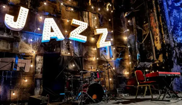Historia muzyki jazzowej: Fascynująca podróż przez style i artystów